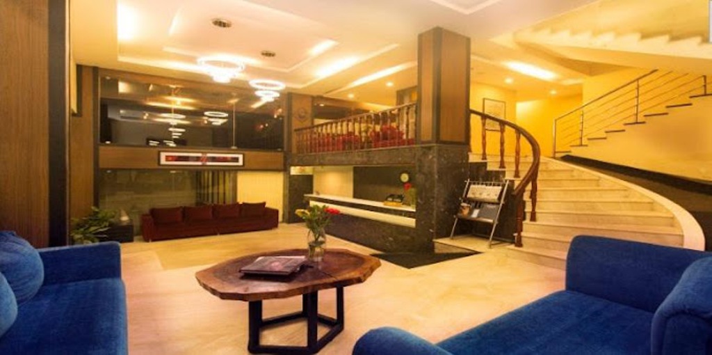 Lounge & Outside Image 1