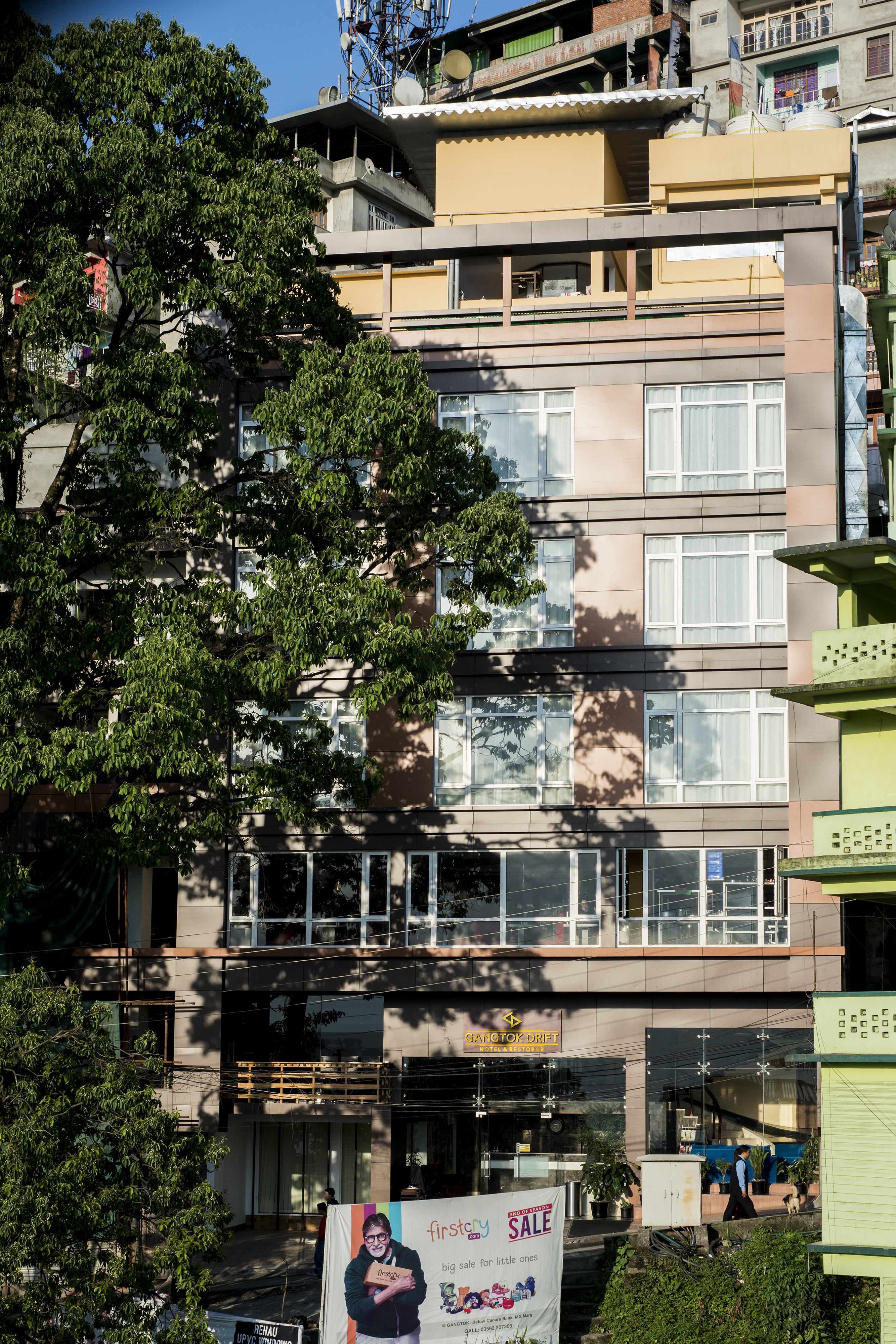 Lounge & Outside Image 15