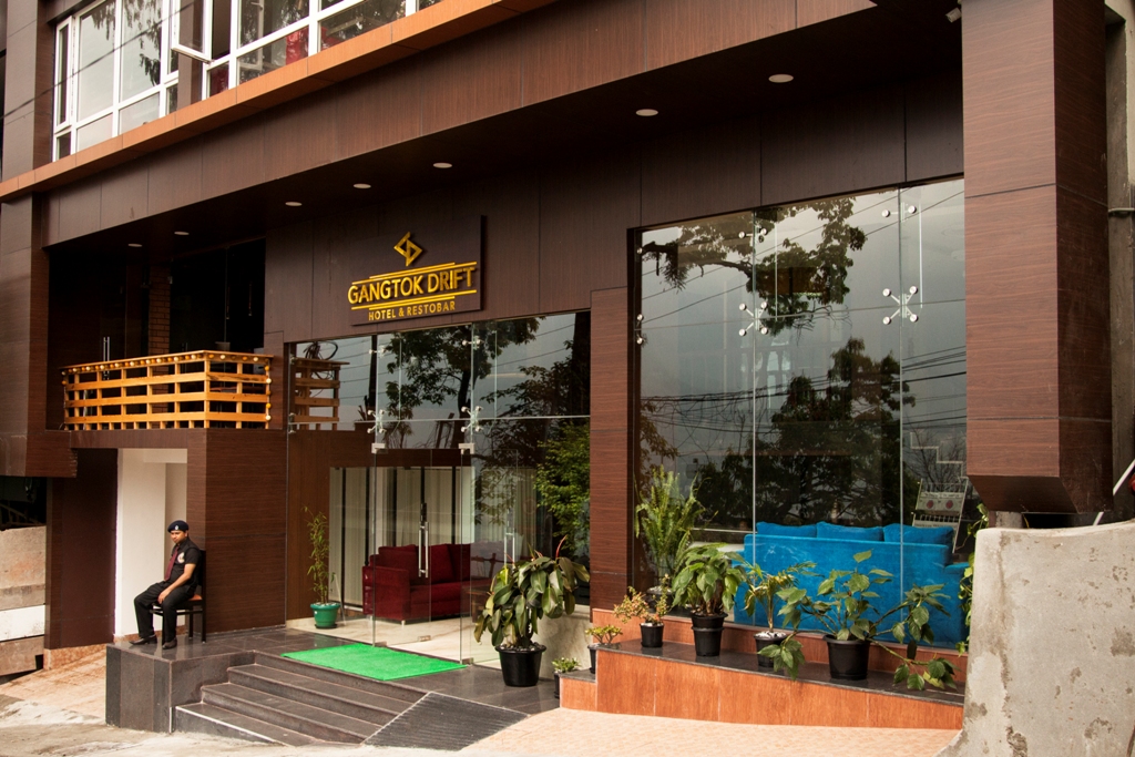 Lounge & Outside Image 25