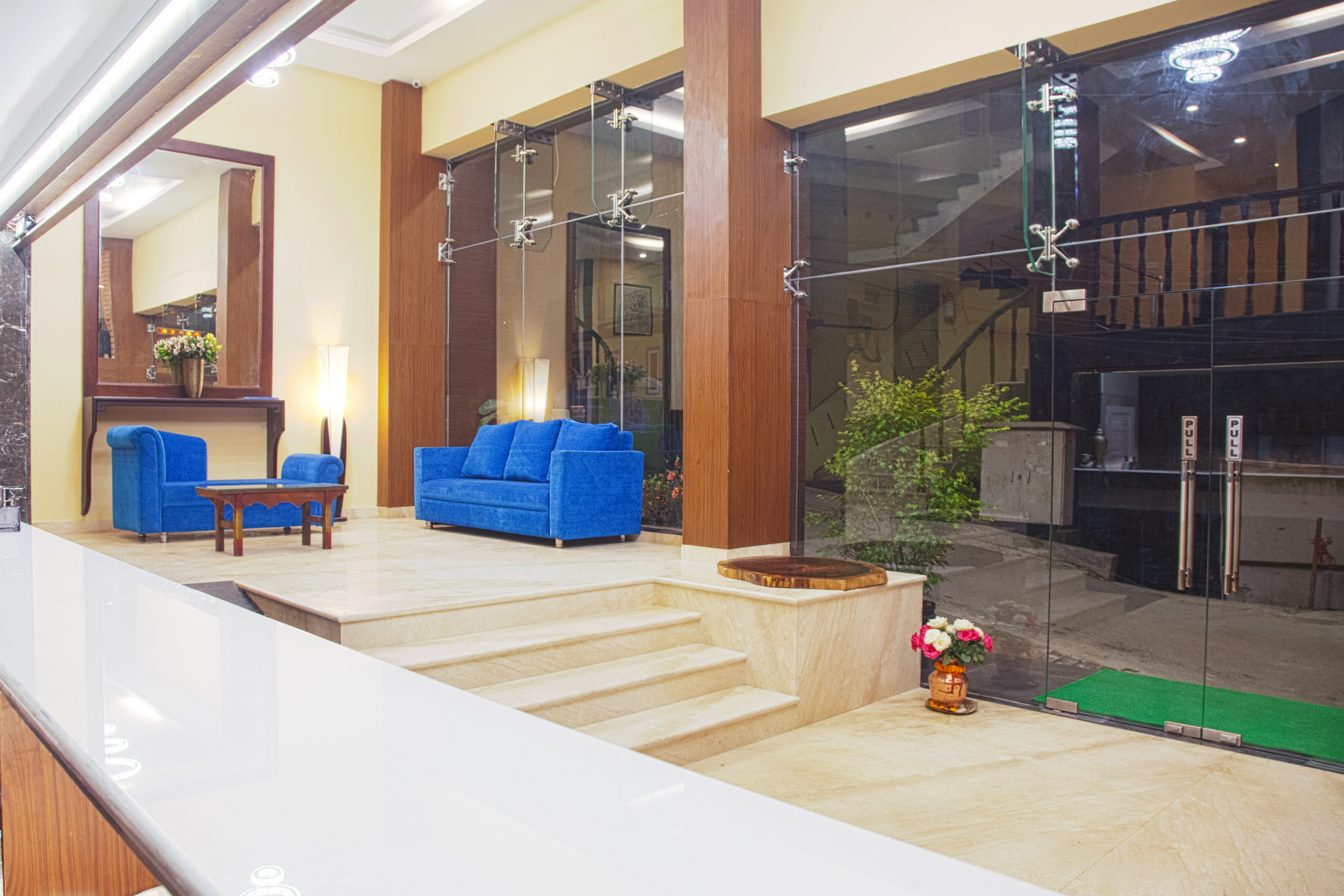 Lounge & Outside Image 41